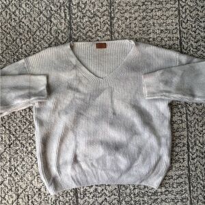 POL Gray and white v neck sweater size L